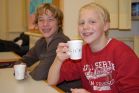 Linus und Nik genieen den Becher Tee
