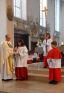Die neuen Ministranten stellen liturgische Gerte und Zeichen vor. Hier die Deutung des Kreuzes.